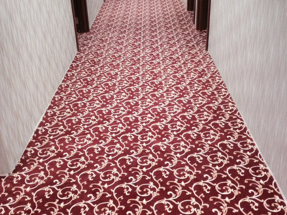 akser kontrat ve kırmızı otel koridor halısı