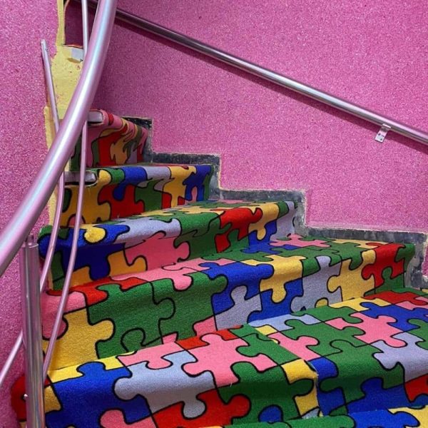 puzzle desenli ve renkli çocuk merdiven halısı